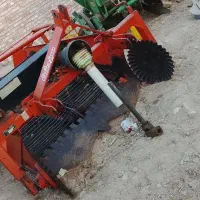 یک دستگاه سبز دشت و یک تریلی