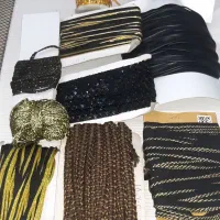 تعدادی دکمه ونوارهای تزیینی ومنجوق و...