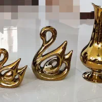 مجسمه قو طلایی  و گل رز هفت رنگ