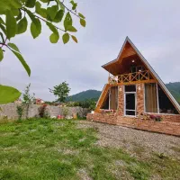 کلبه چوبی تراسدار در جاده اسالم دربستی لب رودخانه