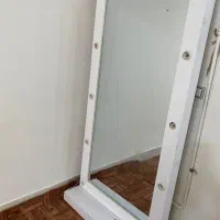 میز و اینه.