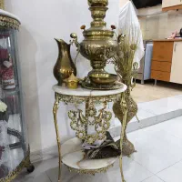 میز خاطره برنجی و سماور زغالی به همراه لوازم