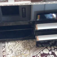 میز تلویزیون چوبی.