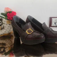 یک جفت کفش قهوه ای مجلسی و یک جفت کفش سفید عروس