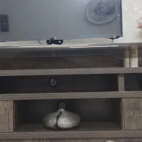 میز تلویزیون.دارای دو کشو .در حد نو.کاملا سالم
