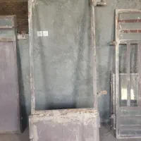 یک درب و یک پنجره آهنی