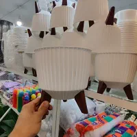 گلدان پایه دار سفید پلاستیکی پایه استند گلدان شفلر|گل و گیاه طبیعی|قم, ولیعصر|دیوار