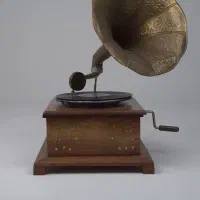 گرامافون سالم با قدمت بالا|کلکسیون اشیاء عتیقه|تهران, اکباتان|دیوار