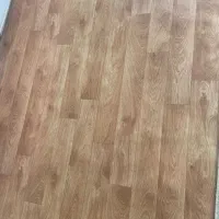 کفپوش رول راحت طرح پارکت رنگ کرم روشن و کفپوش چسبی