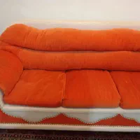 مبل راحتی ۷ نفره و عسلی شیشه با پایه استیل