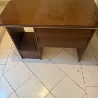 میز تحریر یا میز کامپیوتر بسیار تمیز باشیشه