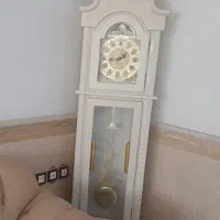 ساعت ایستاده سفید