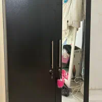 کمد دودرب جادار ودو پاتختی ،دو کشو و دارای آویز