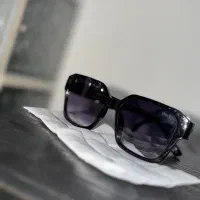 عینک و قاب گوشی