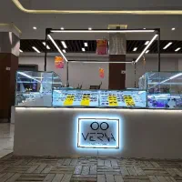 فروشنده خانم فول تایم غرفه عینک افتابی