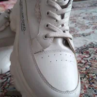 کتونی سایز ۳۹ و کیف دوشی کرم