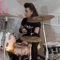 نوازنده تمام ساز های کوبه ای و درامز