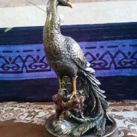 مجسمه طاووس و سگ