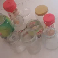 تعدادی شیشه وقوطی