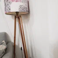 آباژور ایستاده