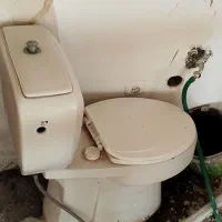 توالت فرنگی نسبتاً نو