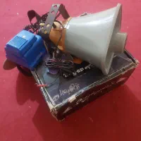 گونی، دبه، حلب و بلندگو