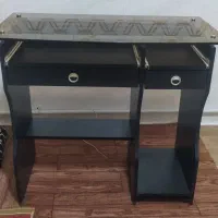 میز تحریر وکامپیوتر