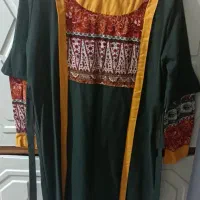 تعداد زیادی لباس زنانه