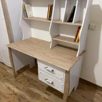 میز‌تحریز به همراه کتابخانه