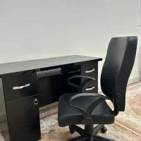 میز مطالعه و کامپیوتر با صندلی