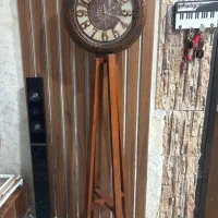 ساعت پایه دار در حد نو.  ویترین تمیز و سالم