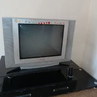 تلویزیون کاملا سالم همراه میز تلویزیون