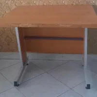 میز تحریر و کامپیوتر