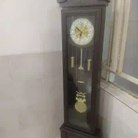 ال سی دی و ساعت ایستاده