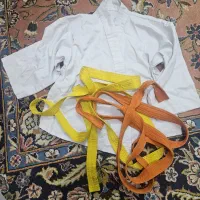لباس تکواندو و کمربند زرد و نارنجی