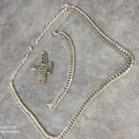 گردن بند و دستبند به همراهی یک آفیز فروهر