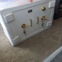 گاو صندوق سفید طلایی زیر پیش خوان