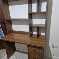 میز تحریر و کتاب خانه