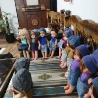 عروسک|اسباب‌‌بازی|کاشان, قبرستان دارالسلام|دیوار