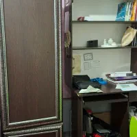 کمد وکتابخانه ومیز تلوزیون وپرده بزرگ وچوب پرده