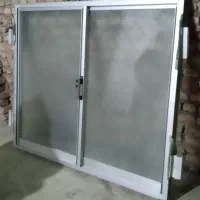 یک عدد پنجره المینیوم نقره ای