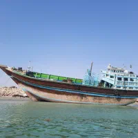 لنج درحال بارگیری دبی