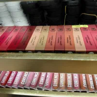 پخش کننده لوازم ارایش و شلوار لی