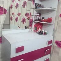 کمد و دراور آینه ای ۴ کشو در حد نو