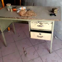 میز چوبی آهنی