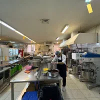 کارگر ظرفشویی و نظافت کارگاه قنادی