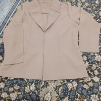 کت کرمی درحدنو یکبارپوشیده شده،شومیزهاهمه درحدنو