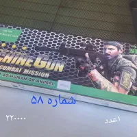 تعدادی ماشین. تفنگ. عروسک. اسبابازی