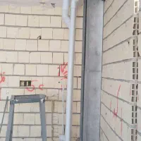 کارگر ساده لوله کشی ساختمان