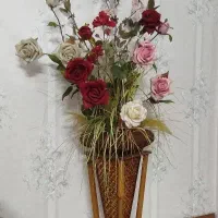 گل مصنوعی به همراه گلدان